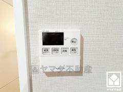 浴室暖房乾燥機付き。真冬の寒い浴室を暖かく、また雨の日の洗濯物の乾燥にと多用途に活躍する機能です。