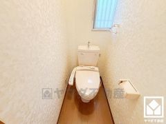 明るく清潔感溢れるトイレです。小窓が付いているので日中は明るく、居心地の良いプライベートスペースです。