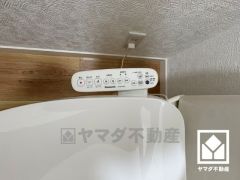 温水洗浄便座付きで、季節を問わずいつでも温かい便座をお使いいただけます。