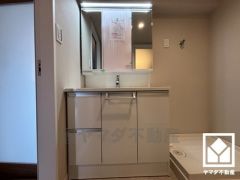 収納付きでスッキリお使い頂ける3面鏡の洗面台です。洗面ボウルが広めなので、忙しい朝でも身支度がしやすく時短になります。