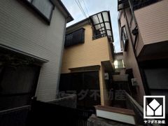 ブランコやすべり台などの遊具が設置された「大東公園」が徒歩圏内で、子育て世帯の方にもお勧めです。2018年に新種認定された「今津紅寒桜」やサルスベリなど、四季折々のお花も楽しめます。