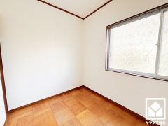 ウォークインクローゼットなどとしてもご利用いただけます。お洋服はもちろん、スーツケースなどの大物もしっかり収納できます。