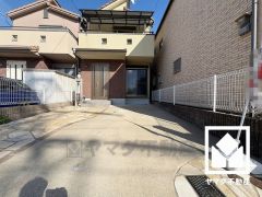 駐車スペースを2台分確保。重い荷物や雨の日の移動もスムーズで、快適なカーライフを実現。来客時にも便利です。