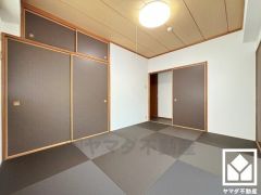 和の趣を大切にしながら、現代のライフスタイルにも調和する美しい琉球畳の和室。シンプルで洗練された空間が、暮らしに心地よいゆとりをもたらします。