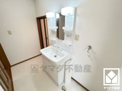 収納豊富でスッキリお使い頂ける洗面台です。洗面ボウルが広めなので、忙しい朝でも身支度がしやすく時短になります。