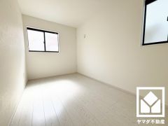 2面採光の大きな窓からは明るい光が降り注ぎます。柔らかな光が差し込むお部屋で、快適で落ち着いた生活をお送りいただけます。