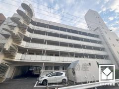 陽光に映える美しい外観。街並みに馴染みながらも、ひときわ目を引く存在感。