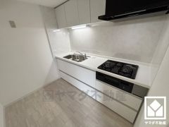 明るい白色で統一された清潔感のあるデザインが魅力のシステムキッチンです。調理に手間がかかりがちな肉や魚を、短時間でサッと焼き上げることができるグリル付き。