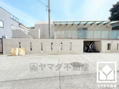 東側には緑豊かな「夙川」が流れています。川沿いには遊歩道なども整備されており、お散歩やジョギングなどの運動も楽しめる住環境。南側には美しい桜並木も広がっており、春にはお花見も楽しめます。