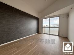 約7.5帖の洋室です。バルコニーにつながるお部屋で、通風・陽当たり良好。