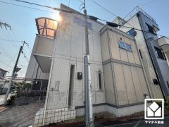 JR東海道本線「立花」駅まで徒歩約16分、阪神電鉄本線「出屋敷」駅まで徒歩約17分の立地。