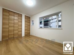 出窓付きで明るくメリハリのある空間です。おしゃれなインテリアが映えるデザイン性の高い洋室で、リラックスしたひとときを過ごせます。