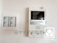 突然の来訪時でも安心なモニター付きインターホンを完備。お留守番中のお子様でも簡単に来訪者の確認ができます。