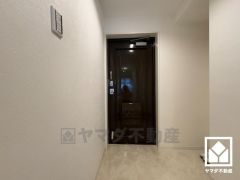 白を基調とした明るい玄関で、毎日を爽やかにスタート。広々とした開放感と清潔感あふれる空間が、訪れる人々を温かく迎えます。