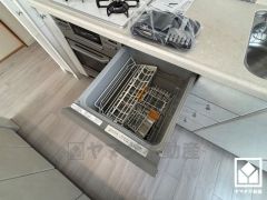 毎日の家事の負担を軽減でき、水道代の節約にもなる食器洗乾燥機付き。