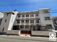 キッチンは空間を有効活用できる壁付けタイプ。