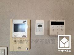 突然の来訪時でも安心なモニター付きインターホンを完備。お留守番中のお子様でも簡単に来訪者の確認ができます。