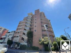 重厚感のあるファサードが、洗練された暮らしを予感させる。品格あるデザインが魅力のマンション。