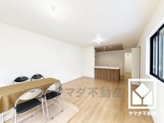 広々17帖のLDKが魅力。家族全員がリラックスできる、ゆったりとした快適リビングで温かい団らんの時間を。