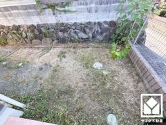 家庭菜園やガーデニングなどを楽しむ事ができる南向きの明るいお庭付き。