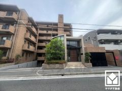 陽光に映える美しい外観。街並みに馴染みながらも、ひときわ目を引く存在感。
