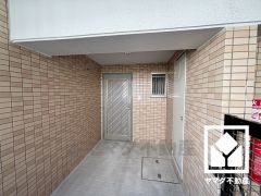 シンプルで洗練された玄関デザイン。帰るたびにホッとできる、心地よい住まいの入り口。