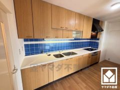 キッチンは空間を有効活用できる壁付けタイプ。作業スペースが広々としており、お料理がはかどりそうです。