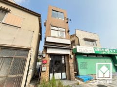 現状屋上からの雨漏りがあり、改修工事が必要となります。