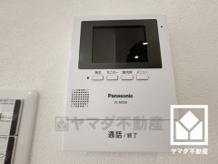 突然の来訪時でも安心なモニター付きインターホンを完備。お留守番中のお子様でも簡単に来訪者の確認ができます。