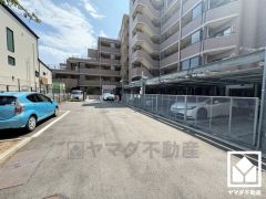 敷地内に駐車場を完備。重い荷物や雨の日の移動もスムーズで、快適なカーライフを実現。