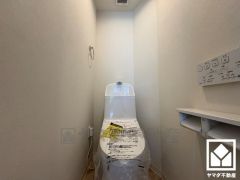 明るく清潔感溢れるトイレです。2連トイレットペーパーホルダーなのでお取替えの手間も軽減できます。