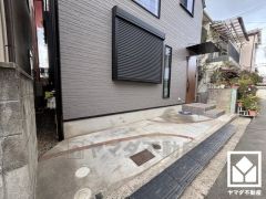 収納付きでスッキリお使い頂ける洗面台がございます。洗練されたデザインと機能性が融合し、毎日の身支度が特別なひとときに。