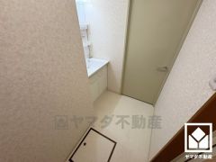 小さなお子様のお風呂上りもこのスペースがあればゆったりとして頂けます。室内洗濯機置場がございますので、天候に左右されず洗濯していただけます。