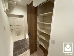 廊下にも収納があり、住空間を広々お使いいただけます。