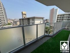 3面引き回しバルコニーで陽当たり、風通し良好です。11階建て5階部分のため、開放的な景色が広がります。