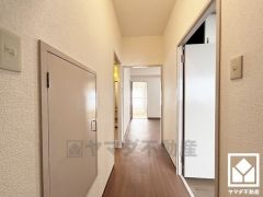 シンプルで洗練された玄関スペース。帰るたびにホッとできる、心地よい住まいの入り口。