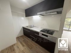 キッチンは空間を有効活用できる壁付けタイプ。毎日の料理がもっとスムーズになる、便利な3口コンロ付き。