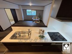 間取り図では壁付けキッチンですが、対面式キッチンに変更されています。お料理中でもお子様の様子が分かって安心です。