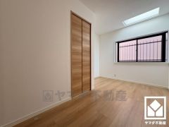 約5帖の2階洋室です。間取り図には記載されておりませんが、クローゼットや天窓が設置されています。