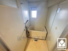 浴室には小窓が付いているので、こもりがちな湿気もすぐ取り除くことができます。