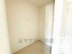 収納力豊富なウォークインクローゼット付き。お洋服はもちろん、スーツケースなどの大物もしっかり収納できます。