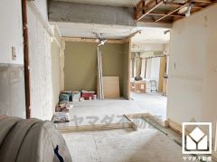 シャワーホース付きの洗面化粧台を採用。忙しい朝でも身支度がしやすく時短になります。洗面台のお掃除もしやすく清潔にご利用いただけます。（2025年9月末頃リフォーム完了予定）