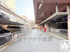 敷地内に駐車場を完備。重い荷物や雨の日の移動もスムーズで、快適なカーライフを実現。空き状況等は弊社スタッフまでお気軽にお問い合わせください。