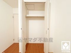 新たに家具を買わなくても良いので、ハンガーパイプ付きのクローゼットは嬉しいですね。