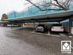 敷地内に屋根付きの駐車場を完備（月額6000円～12000円）。重い荷物や雨の日の移動もスムーズで、快適なカーライフを実現。空き状況等は弊社スタッフまでお気軽にお問い合わせください。
