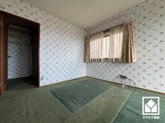 洋室は防音性、保温性に優れたカーペット敷き詰め。防滑性、クッション性も高く、お子様のお部屋としてもお勧めです。