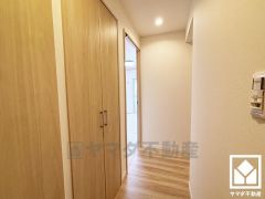 シンプルで洗練された玄関スペース。帰るたびにホッとできる、心地よい住まいの入り口。