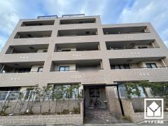 ポーチにはトランクルームがあり、お掃除道具やガーデニング用品なども収納可能。住空間を広々お使いいただけます。