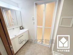 小さなお子様のお風呂上りもこのスペースがあればゆったりとして頂けます。室内洗濯機置場がございますので、天候に左右されず洗濯していただけます。