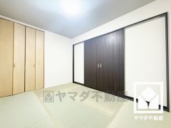 リビングに隣接しており、一体利用も可能です。子どもの遊び場、お昼寝スペース、家族のくつろぎ空間にも。和室があると、暮らしの幅がぐんと広がる。